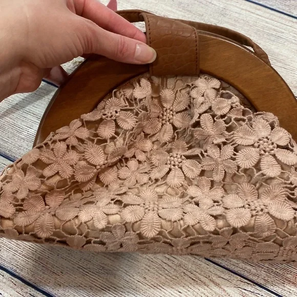 Vegan Beaumont Meadows Crossbody Bag from Ruche - Picture 7 of 7